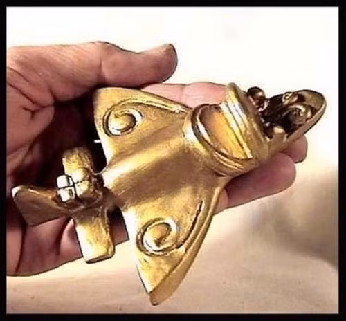 Đó là những những vật thể được làm bằng vàng khối, có cấu tạo rất giống một chiếc máy bay hiện đại với hai cánh hình tam giác, buống lái và các cánh đuôi.