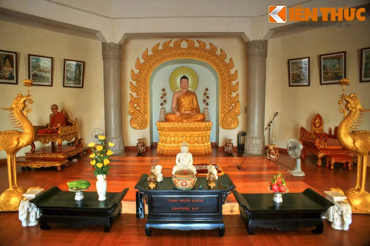 Tháp được chia làm hai tầng. Tầng dưới là chính điện, nơi đặt tượng Phật Thích Ca cùng bức tượng được tạo tác sống động như người thật của thiền sư Hộ Nhẫn - người sáng lập chùa. Tầng trên tôn trí Xá lợi Phật Thích Ca và chư Thánh tăng.