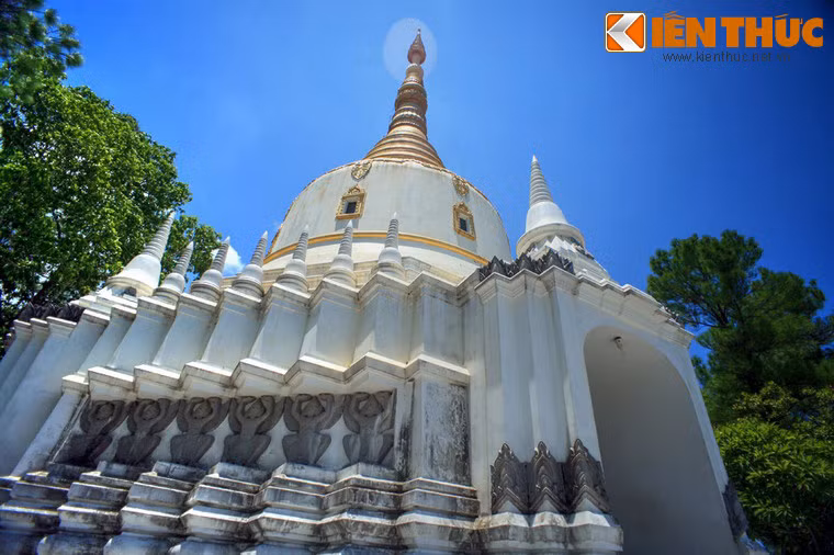 Tòa tháp có màu trắng, đỉnh vàng cao vút, uy nghi mà thanh thoát. Từng đường nét kiến trúc được tạo hình tinh xảo, toát lên sắc màu nghệ thuật Phật giáo Nam Tông.