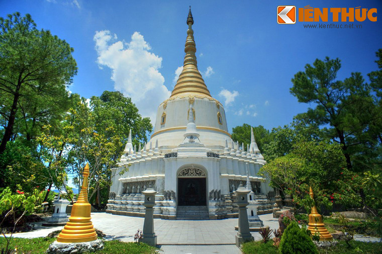 3. Tọa lạc trên đồi Quảng Tế, xã Thủy Xuân, thành phố Huế, chùa Thiền Lâm được thiền sư Hộ Nhẫn lập ra năm 1960, là ngôi chùa có kiến trúc độc đáo nổi tiếng của Huế. Điểm nhấn của chùa là ngôi bảo tháp mang phong cách Miến Điện đặc sắc.