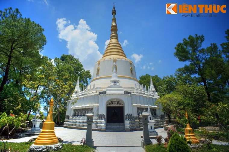 3. Tọa lạc trên đồi Quảng Tế, xã Thủy Xuân, thành phố Huế, chùa Thiền Lâm được thiền sư Hộ Nhẫn lập ra năm 1960, là ngôi chùa có kiến trúc độc đáo nổi tiếng của Huế. Điểm nhấn của chùa là ngôi bảo tháp mang phong cách Miến Điện đặc sắc.