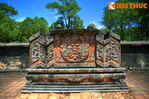 Bức bình phong được trang trí hình chim phượng khảm sử còn nguyên vẹn, toát lên sự tinh xảo.