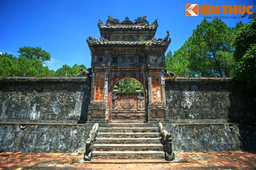 Lăng có cấu trúc điển hình của các lăng mộ hoàng hậu nhà Nguyễn với 4 tầng nền, được dẫn lên bằng hệ thống bậc cấp. 3 tầng dưới là những khoảng sân rộng, tầng trên cùng là nơi đặt mộ phần, gồm 2 lớp tường thành. Vòng tường ngoài có trổ cổng.