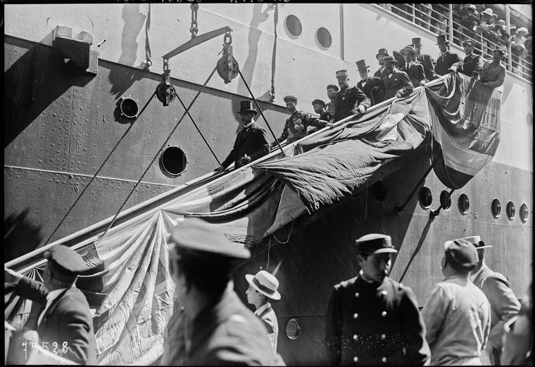 Bộ trưởng Bộ thuộc địa Albert Sarraut dẫn vua Khải Định xuống tàu.