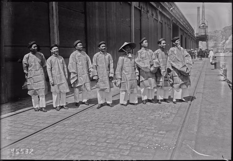 Đoàn quan chức An Nam ra khu vực cầu tàu đón vua Khải Định.