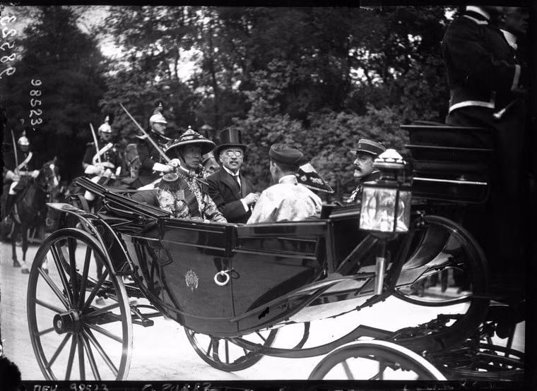 Cỗ xe ngựa rời nhà ga.