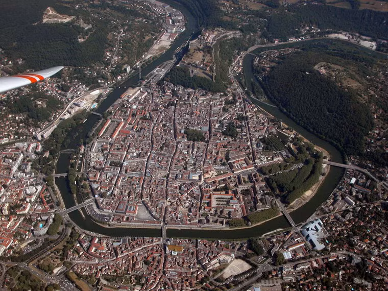 Tòa thành cùng ngọn đồi nắm giữ vị trí yết hầu của thành phố, vốn được bao quanh bởi sông Doubs. Vị trí chiến lược này đã từng được hoàng đế La Mã Julius Caesar nhận ra từ thế kỷ 1 TCN.