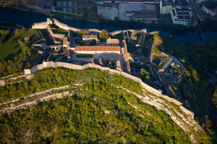 Cấu trúc thành cổ Besançon gồm những vòng tường thành cao 5-6m chạy dọc theo vách núi đá hình vòng cung tự nhiên, với các tháp canh được bố trí tại những điểm chiến lược. Trong thành là trại lính, trụ sở chỉ huy, kho tàng cùng nhiều công trình khác.