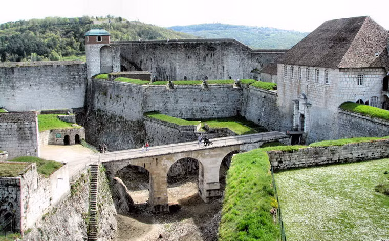 Việc xây dựng tòa thành đã kéo dài từ năm 1668-1711 và tiêu tốn một khối lượng nhân lực, vật lực khổng lồ của nước Pháp, đến mức hoàng đế Pháp phải hỏi kiến trúc sư Vauban rằng liệu có phải những bức tường thành được xây bằng vàng?