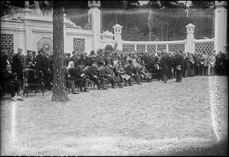 Tất cả an tọa ở sân trước đền Tử sĩ Đông Dương.