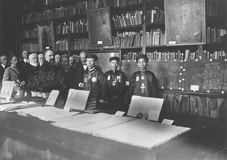 Vua Khải Định viếng thăm Hội địa lý Pháp.