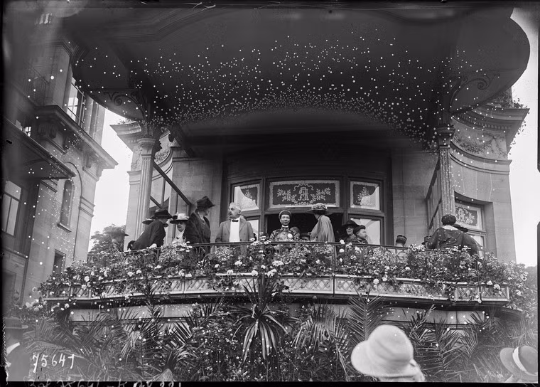 Tổng thống Pháp Millerand và Vua Khải Định trên khán đài trường đua ngựa tại Longchamp.