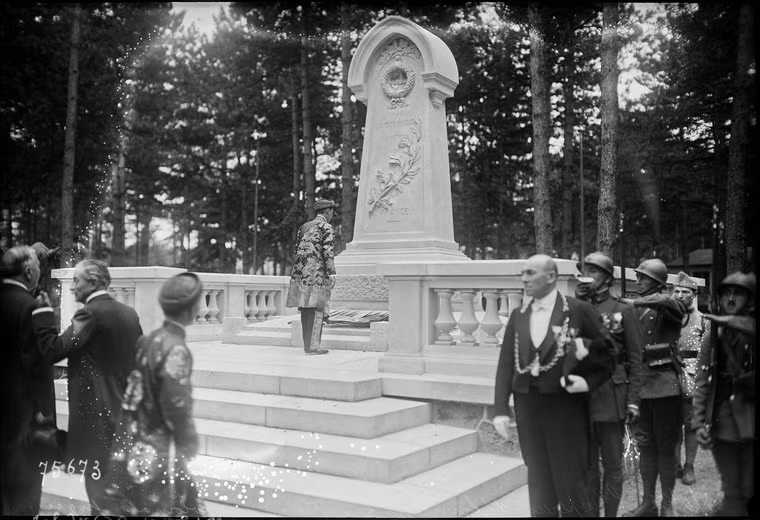 Vua Khải Định viếng đài tưởng niệm những tử sĩ người Việt theo Công Giáo đã chết cho nước Pháp trong chiến tranh thế giới nhứ nhất.