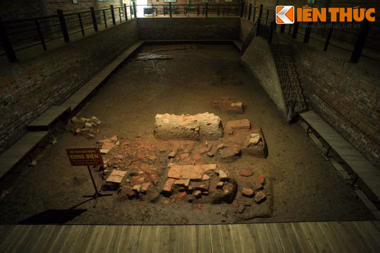 Vào năm 1997, khi tiến hành khai quật trong một hố thám sát rộng chừng 200m2 ở Hoa Lư (Ninh Bình),các nhà khảo cố đã tìm ra những vết tích nền móng cung điện của cố đô xưa, được xây dựng vào khoảng thế kỷ thứ 10.