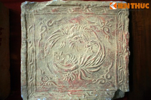 Một viên gạch lát nền có hình chim phượng.