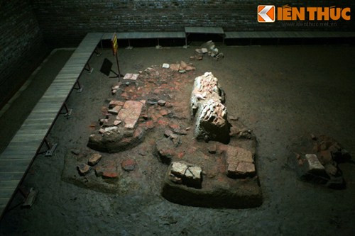 Những di tích được phát hiện đã hé mở phần nào diện mạo của kinh đô Hoa Lư xưa, với thành quách kiên cố, nhiều kiến trúc lớn và trang trí cầu kỳ mang đậm phong cách nghệ thuật riêng thời Đinh - Lê...