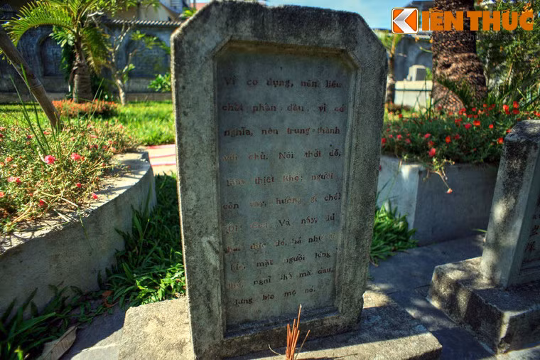 Tấm bia ghi bằng chữ Quốc nằm bên trái, có nội dung như sau: "Vì có dũng, nên liều chết phấn đấu, vì có nghĩa nên trung thành với chủ. Nói thời dễ, làm thiệt khó, người còn vậy, huống gì chó. Ôi con Vá này, đủ hai đức đó, há như ai kia, mặt người lòng thú; nghĩ thế mà đau, dựng bia mộ chó".