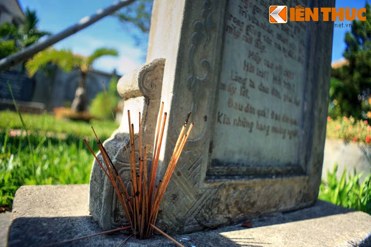 "...Thấy không phải chủ thời xem bằng cừu thù, chẳng bao giờ vì miếng cơm dẫn dụ, thiệt là trí đó. Trí vừa nhân. Nhân vừa trí, trong giống súc mà người, e đến mày mới thấy. Mày sao vội chết! Hỡi trời! Hỡi trời! Lòng ta đau đớn, phải tạc mấy lời. Đau đớn quá! Đau đớn quá! Kìa những hạng muông người!”.