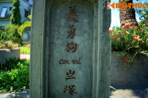 Ngôi mộ thứ nhất là của chú chó tên Vá, mất ngày 21/5 năm Giáp Tuất (1934). Tấm bia chính trên mộ con Vá ghi dòng chữ "Nghĩa dũng cẩu con Vá chi trủng", trong đó chữ "con Vá" ghi bằng tiếng Việt, các chữ còn lại là chữ Hán..