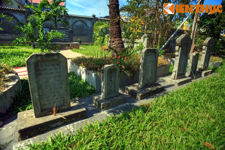 Mỗi phần mộ này gồm có 3 tấm bia. Tấm bia ở giữa là bia chính, ghi lại "tên tuổi" chú chó. Hai tấm bia ở hai bên ghi lại "điếu văn" của cụ Phan Bội Châu dành các chú chó, bằng chữ Hán và chữ Quốc ngữ.