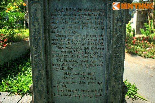 Bia mộ chữ Quốc ngữ của con Ky có nội dung như sau: "Người hơi có đức nhân thường kém về phần trí; người hơi có đức trí thường kém về phần nhân. Vừa trí vừa nhân thiệt là hiếm thấy! Ai ngờ con Ki này lại đủ hai đức ấy. Chung nhau thờ một chủ, thời xem là anh em, chẳng bao giờ như mèo với chó, thiệt là nhân đó...".