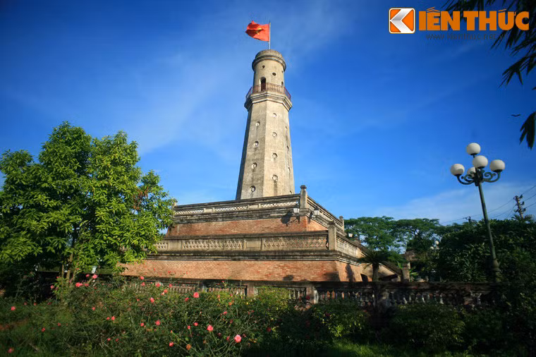 Ngày 27/3/1883, tàu chiến của Pháp từ sông Đào bắn vào trong thành đã khiến cột cờ bị hư hại nhẹ. Thời kỳ chống Pháp, nhiều cán bộ, Đảng viên Nam Định vẫn lấy Cột cờ làm nơi liên lạc và sinh hoạt để bàn kế chỉ đạo phong trào.