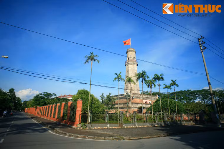 Nằm trong khuôn viên Bảo tàng Nam Đinh (phường Ngô Quyền, TP Nam Định), từ lâu nay cột cờ Thành Nam đã được coi là một biểu tượng lịch sử thiêng liêng của mảnh đất Nam Định.