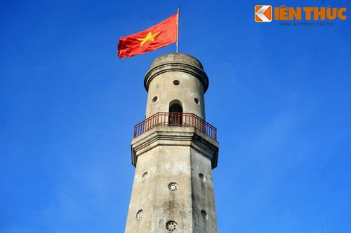 Trong cuộc kháng chiến chống Mỹ, vào ngày 11/6/1972, máy bay Mỹ đã bắn rocket và ném bom khiến cột cờ bị sập. Đến năm 1997, cột cờ đã được phục dựng nguyên dạng.