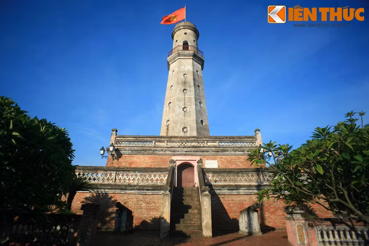 Theo các tư liệu lịch sử, cột cờ được xây cùng thời với cột cờ Hà Nội, vào năm Gia Long thứ 11 (1812). Toàn bộ cột cờ nằm trên hai tầng bệ, cột hình vuông thu dần từ dưới lên, cao 23,84m.