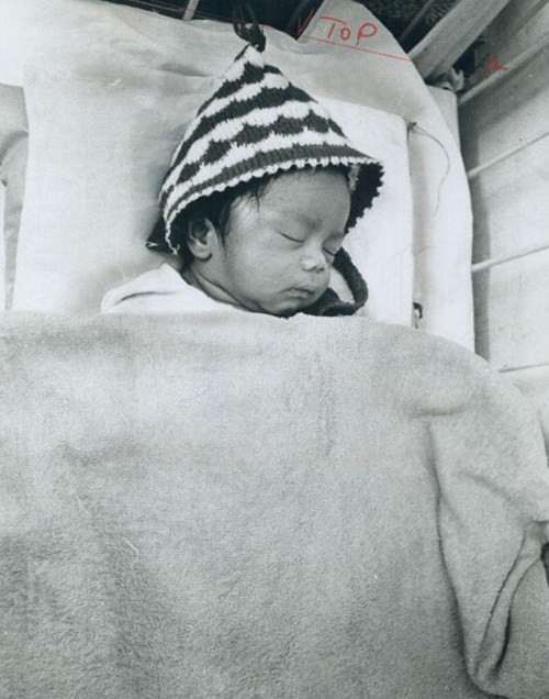 Một em bé sơ sinh bị bỏ rơi được đưa vào cô nhi viện Gò Vấp.