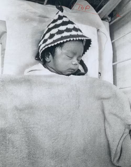 Một em bé sơ sinh bị bỏ rơi được đưa vào cô nhi viện Gò Vấp.