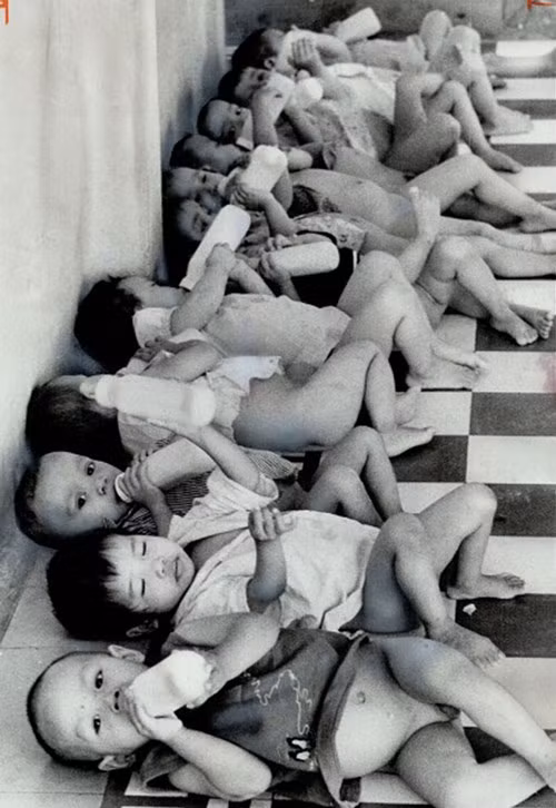 Điều kiện vệ sinh trong cô nhi viện Gò Vấp cũng là một vấn đề lớn, khi chỉ có 9 nữ tu sĩ chăm sóc cho 1.245 em nhỏ.