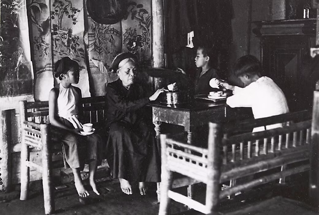 Trong phòng khách của một gia đình giàu có.