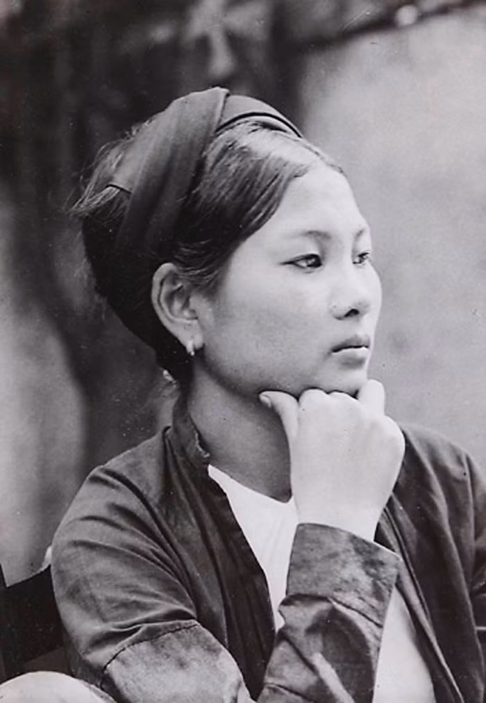 Thiếu nữ Bắc Kỳ suy tư. Ảnh: CAOM.