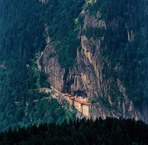 Được thành lập năm 386 dưới thời trị vì của hoàng đế La Mã Theodosius I, tu viện này được xây dựng vào trên một vách núi đá dựng đứng ở thung lũng Altmdere, trên độ cao 1.200m so với mực nước biển..