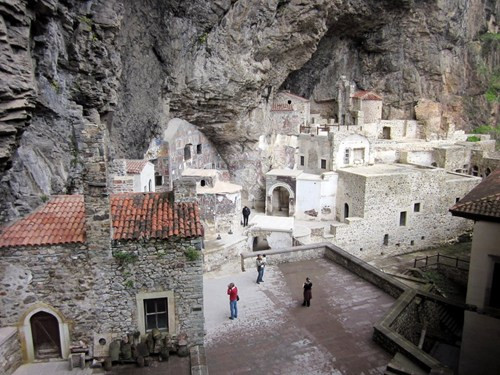 Trong thời kỳ thịnh vượng, đã tồn tại cả một thị trấn quanh tu viện.