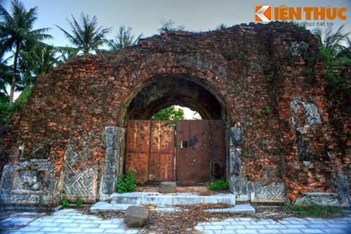 Trong cuộc chiến tranh Việt Nam, thành cổ Quảng Trị được biết đến với những trận đánh lớn trong các năm 1968, 1972. Trong đó, cuộc chiến ở thành cổ Quảng Trị trong Chiến dịch Xuân Hè 1972 được coi là một trong những trận chiến ác liệt nhất trong cuộc chiến tranh Việt Nam. Ảnh: Một cổng thành cũ với hai cổng sắt lỗ chỗ vết đạn.