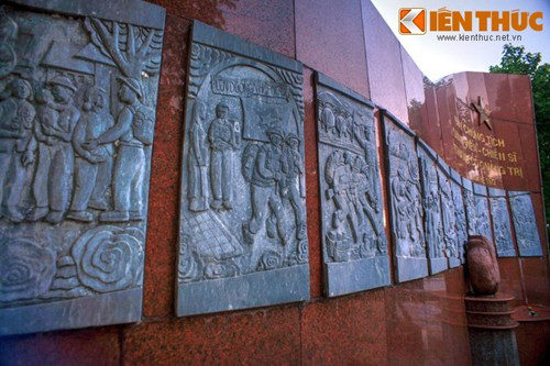 Rất nhiều người trong số đó mới ở độ tuổi 18, đôi mươi, là những chàng sinh viên "gác bút nghiên" lên đường bảo vệ Tổ quốc. Ảnh: Đài chứng sinh sinh viên - chiến sĩ thành cổ Quảng Trị.