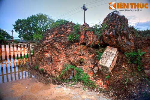 Sau trận đánh, toàn bộ thành cổ gần như bị san phẳng, chỉ còn sót lại một cửa hướng Đông tương đối nguyên hình và vài đoạn tường thành cùng giao thông hào bên ngoài chi chít vết bom đạn. Ảnh: Một đoạn tường thành đã sụp đổ.