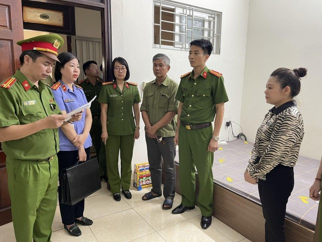 Su dung CMND gia de mo the tin dung online, chiem doat tien cua ngan hang