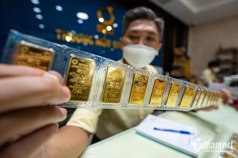 Gia vang hom nay 7/8: Sau cu vot len dinh, cuoi tuan vang lai mat gia