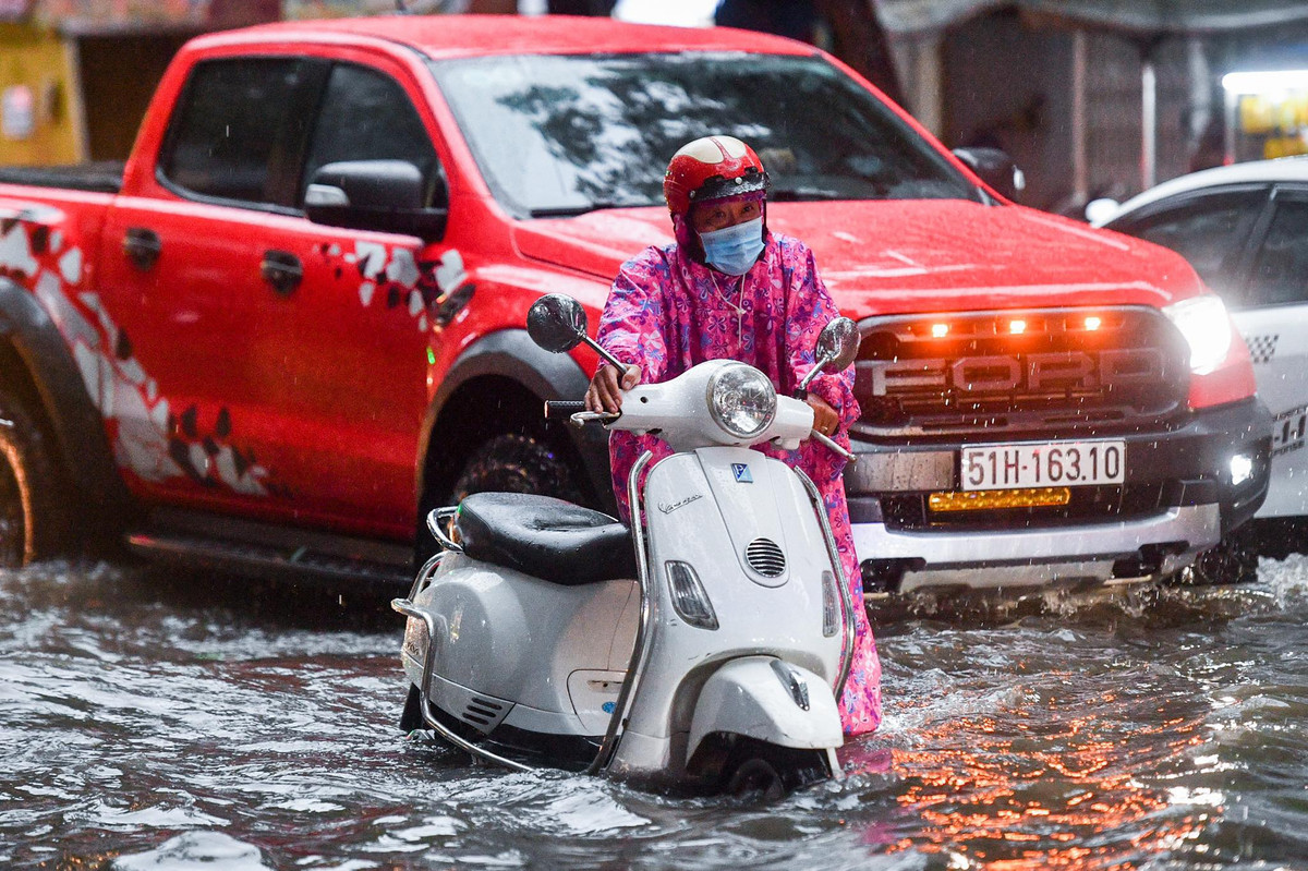 Mưa lớn, nhiều tuyến đường ở TP.HCM ngập sâu 'chưa từng có' - Hình 12 Mua lon, nhieu tuyen duong o TP.HCM ngap sau 'chua tung co'-Hinh-12