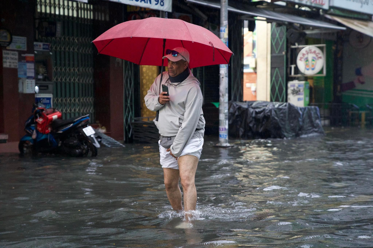 Mưa lớn, nhiều tuyến đường ở TP.HCM ngập sâu 'chưa từng có' - Hình 6 Mua lon, nhieu tuyen duong o TP.HCM ngap sau 'chua tung co'-Hinh-6