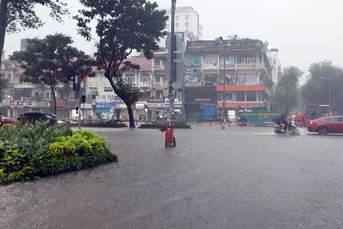 Mưa lớn, nhiều tuyến đường ở TP.HCM ngập sâu 'chưa từng có' - Hình 10 Mua lon, nhieu tuyen duong o TP.HCM ngap sau 'chua tung co'-Hinh-10