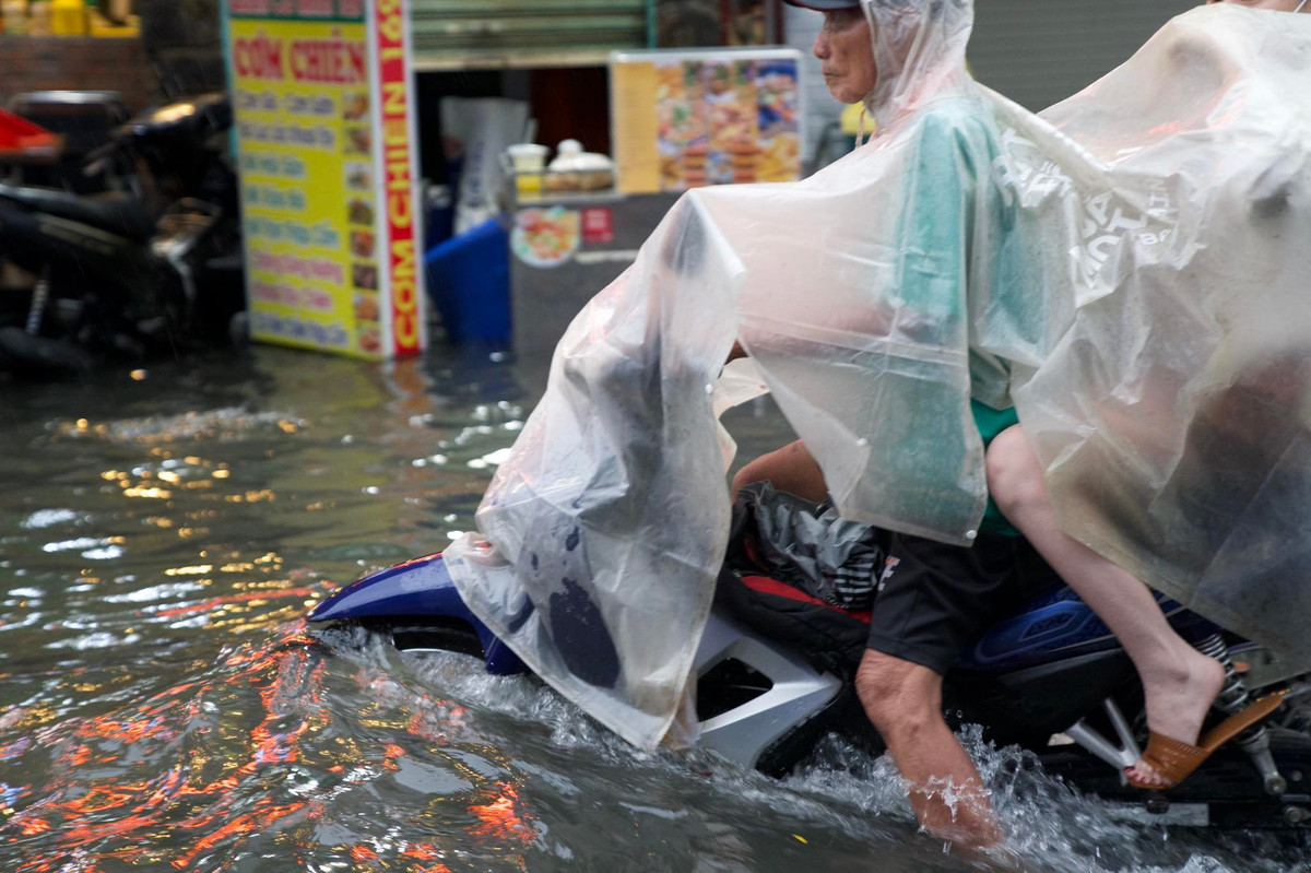 Mưa lớn, nhiều tuyến đường ở TP.HCM ngập sâu 'chưa từng có' - Hình 8 Mua lon, nhieu tuyen duong o TP.HCM ngap sau 'chua tung co'-Hinh-8
