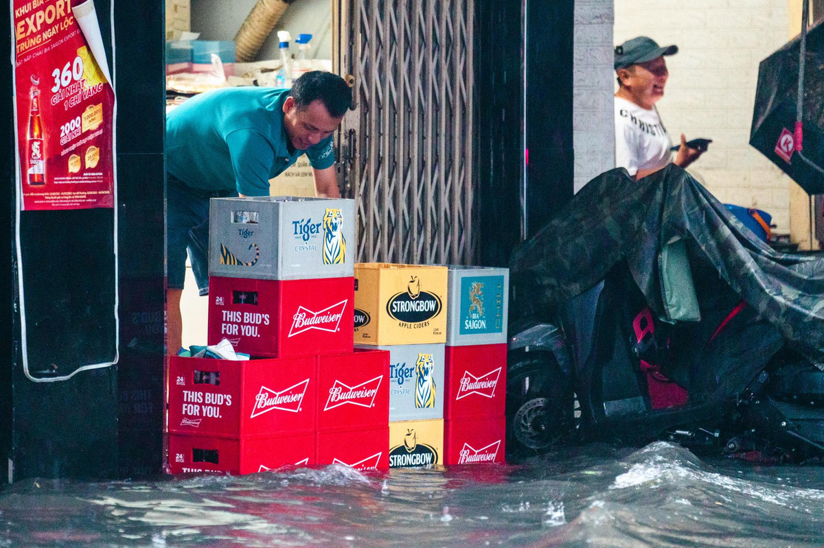 Mưa lớn, nhiều tuyến đường ở TP.HCM ngập sâu 'chưa từng có' - Hình 15 Mua lon, nhieu tuyen duong o TP.HCM ngap sau 'chua tung co'-Hinh-15