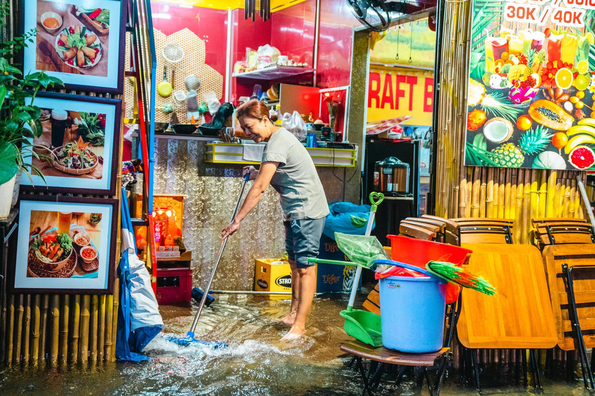Mưa lớn, nhiều tuyến đường ở TP.HCM ngập sâu 'chưa từng có' - Hình 14 Mua lon, nhieu tuyen duong o TP.HCM ngap sau 'chua tung co'-Hinh-14