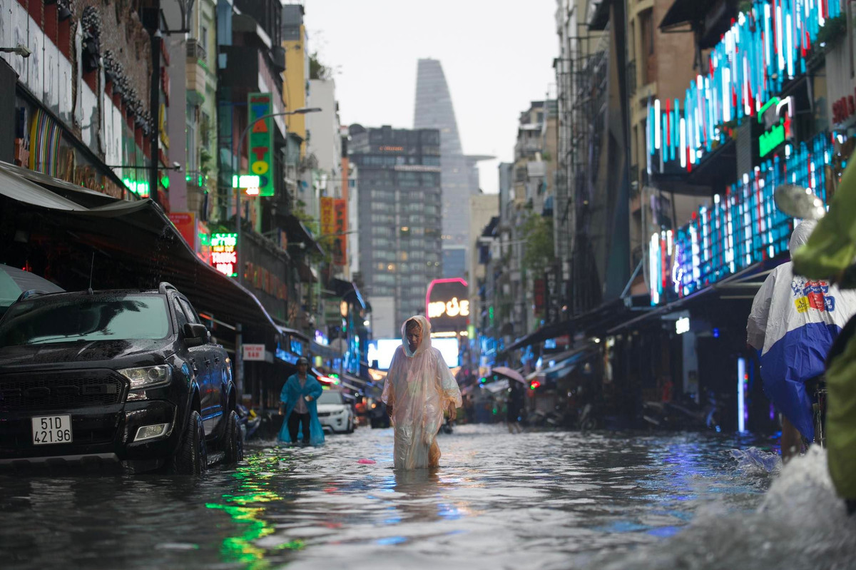 Mưa lớn, nhiều tuyến đường ở TP.HCM ngập sâu 'chưa từng có' - Hình 5 Mua lon, nhieu tuyen duong o TP.HCM ngap sau 'chua tung co'-Hinh-5