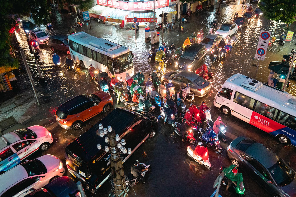 Mưa lớn, nhiều tuyến đường ở TP.HCM ngập sâu 'chưa từng có' - Hình 16 Mua lon, nhieu tuyen duong o TP.HCM ngap sau 'chua tung co'-Hinh-16