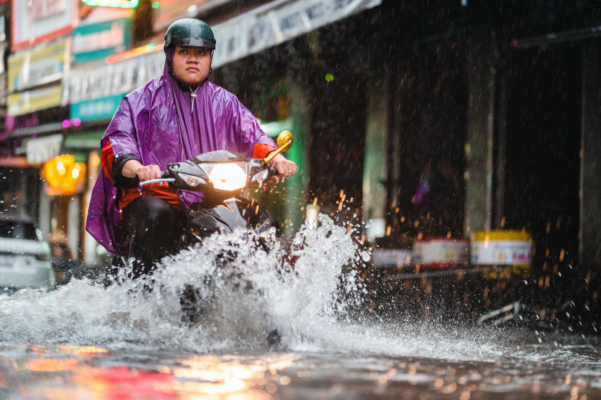 Mưa lớn, nhiều tuyến đường ở TP.HCM ngập sâu 'chưa từng có' - Hình 4 Mua lon, nhieu tuyen duong o TP.HCM ngap sau 'chua tung co'-Hinh-4